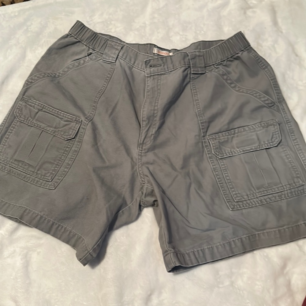 Men’s Savane cotton cargo shorts. Size 38. Grey